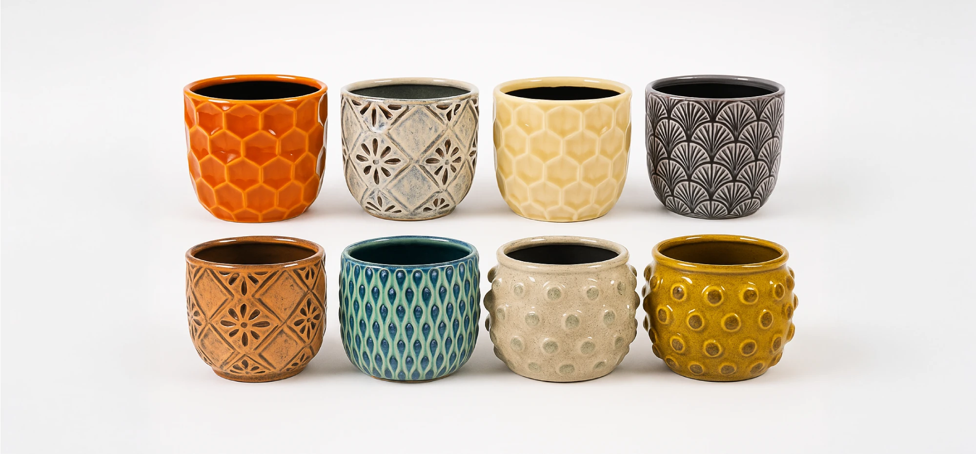 Conjunto de ocho macetas de cerámica decorativas con diferentes colores y texturas, ideales para decoración de interiores y exteriores.