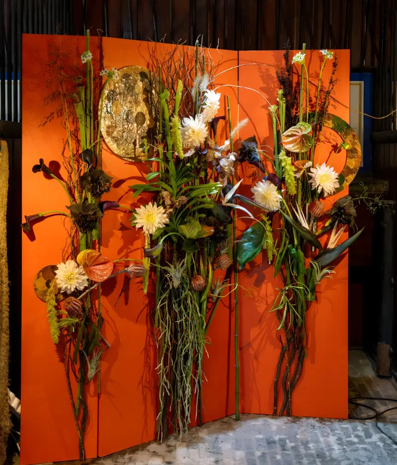 composition-florale-artistique-fleurs-exotiques-fond-orange