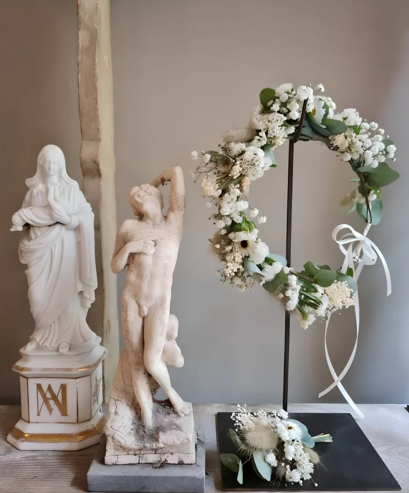 couronne-fleurs-blanches-statues-decoratives-interieur