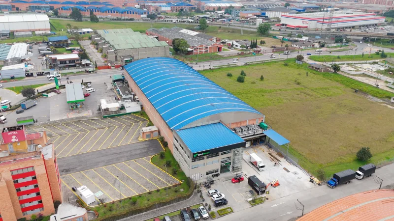 Interior de un almacén refrigerado con cajas de rosas listas para ser transportadas.