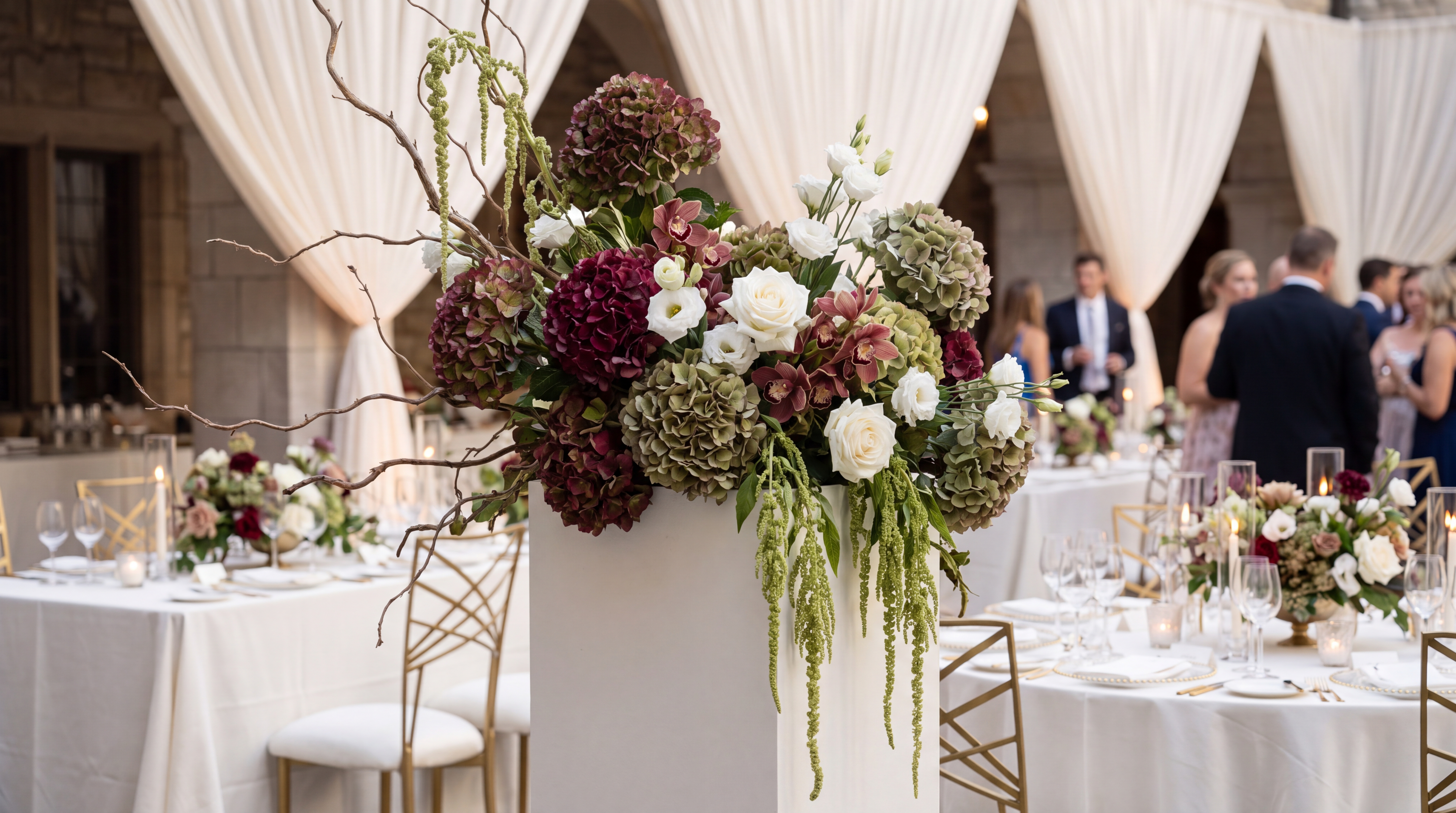 Floral_arrangement_at_wedding_venue_4K_20260924141135 Dalias cortadas revisadas antes de comprar para floristería